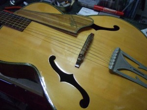 木曽日本弦楽器 ピックギター No.100 アーチトップ一体型ピックアップ