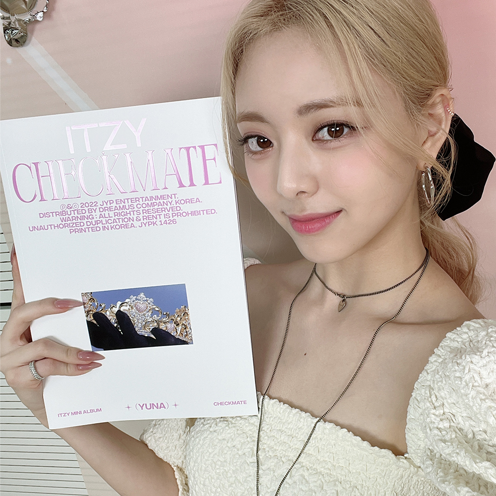 CHECKMATE YUNA VERSION SIGNED (D2C Standard) - Itzy Official Store