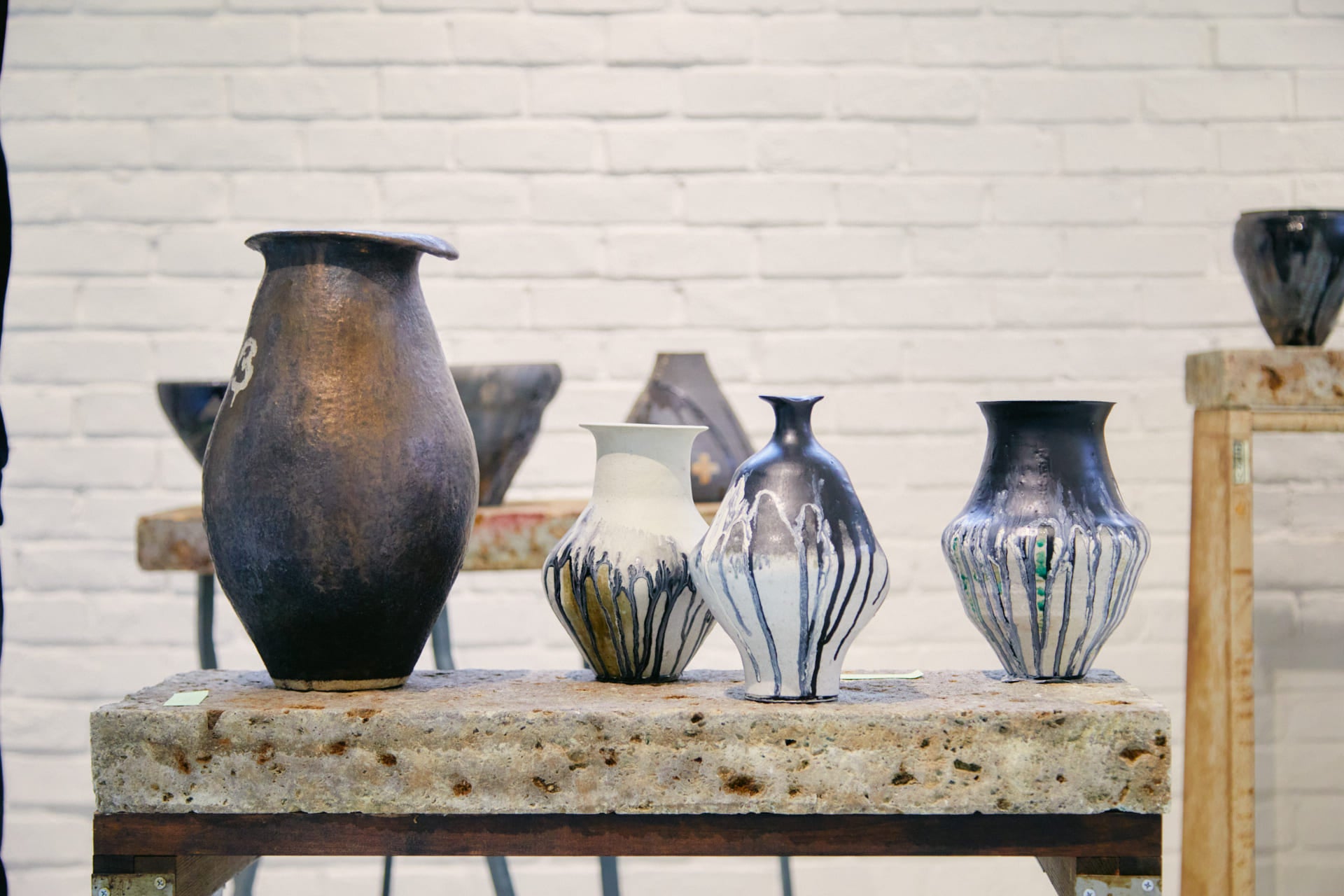 ステンシルアーティスト・守矢努と笠間の陶芸作家・菊地亨による