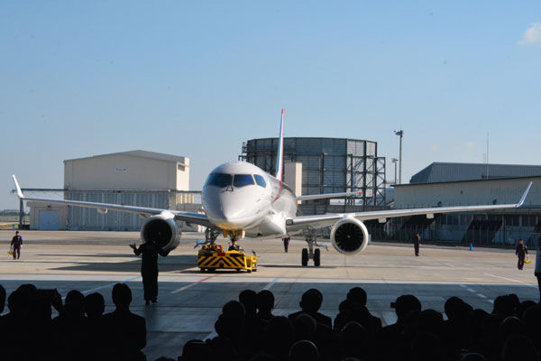 フォトレポート】国産旅客機「MRJ」ロールアウト式典 厳選写真24枚