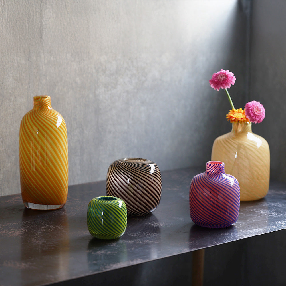 洗練されたストライプ模様と重厚感あふれる分厚いガラスのフラワー