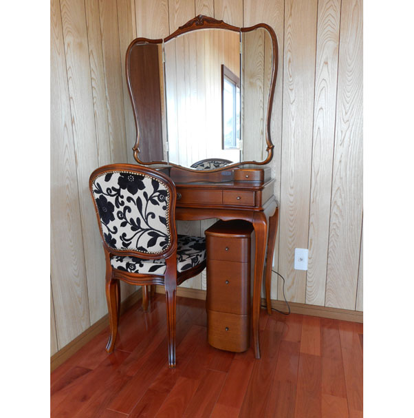 お嫁入り先に納品 - 鏡台・ドレッサーの専門店 大川の田中鏡台店