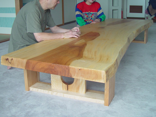 一枚板の座卓 栃の大きな座卓