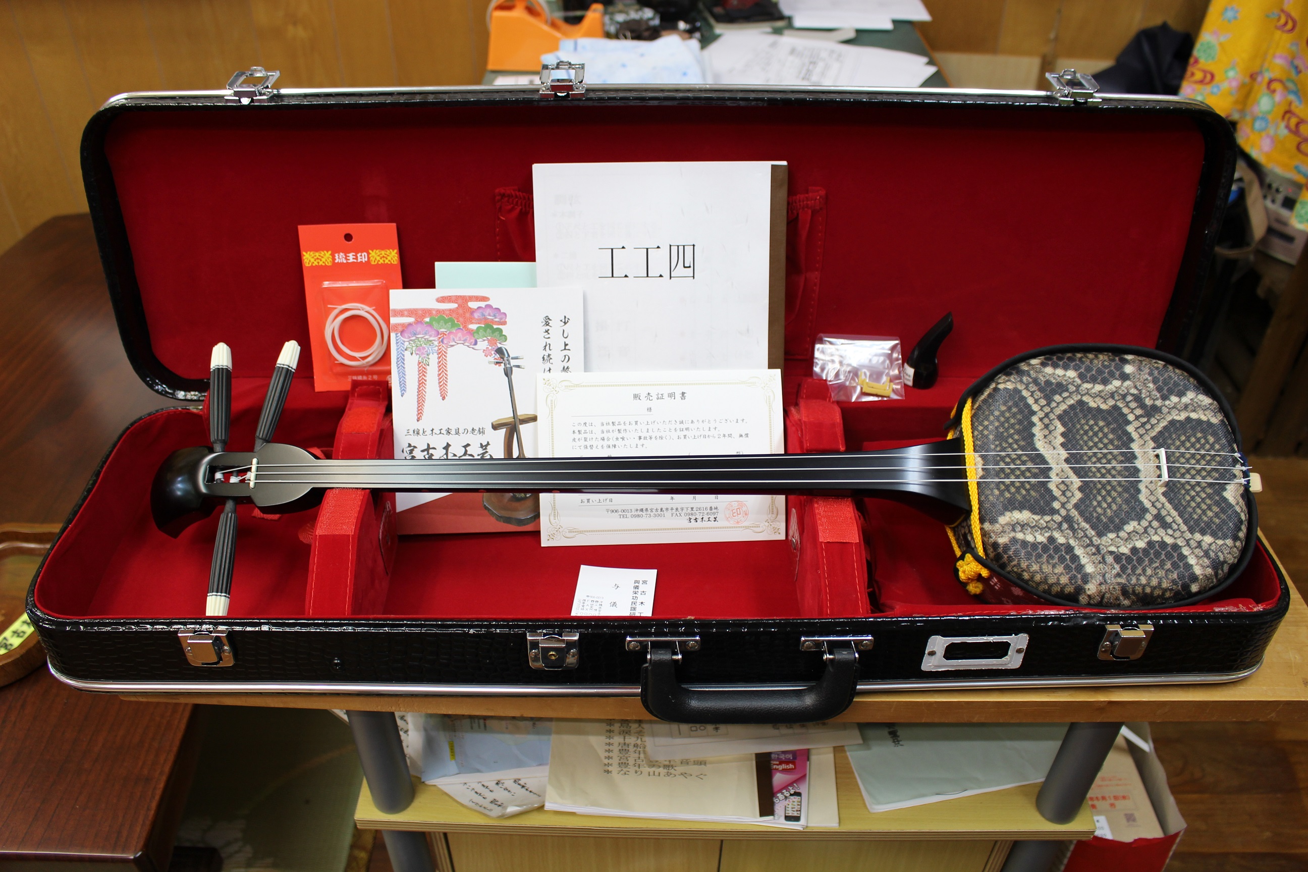 青琉球絣柄人工皮張り三線 【初心者向け8点セット】≪全国送料無料