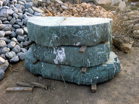 三波石（さんば）－ 景石 飛石 沓脱 西山造園石材