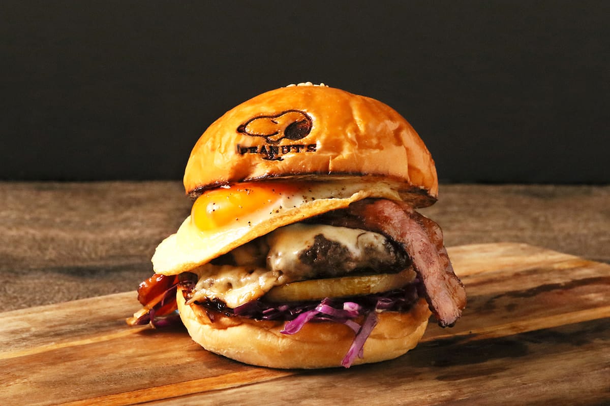 スヌーピーと仲間たちをテーマにした“ハンバーガー”が「PEANUTS Cafe