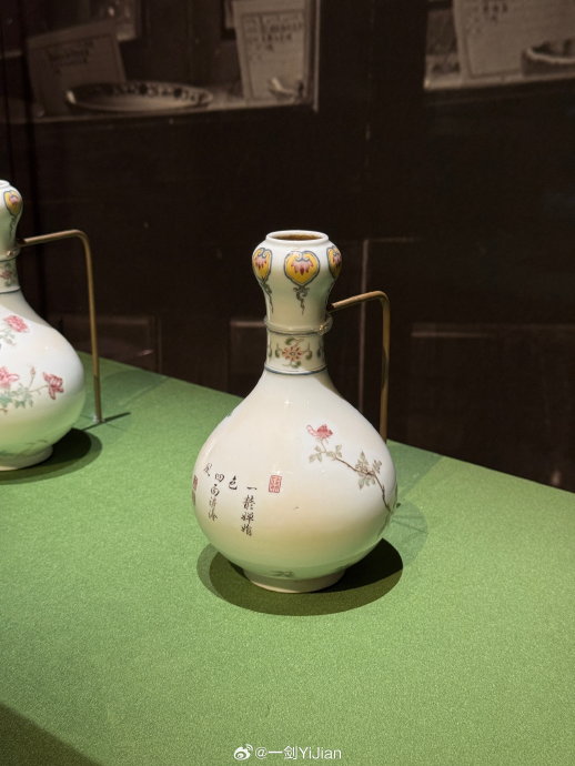 乾隆珐琅彩花卉纹蒜头瓶_新浪新闻