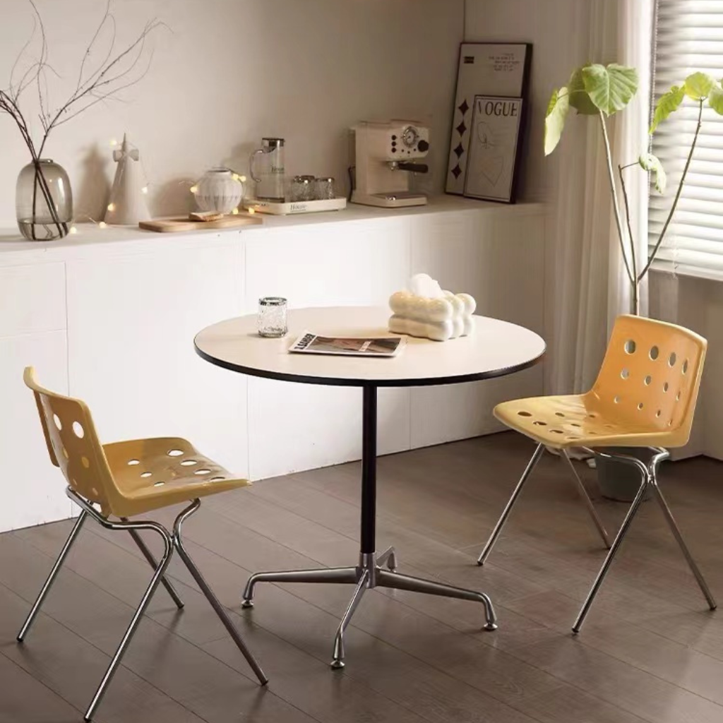 モノトーンラウンドテーブル｜ミッドセンチュリーデザインの省スペース