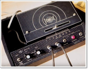 テープエコーを再現したディレイとブースターを組み合わせればより