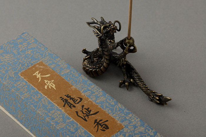 伝統工芸の手技が生み出す 縁起物「龍」 || THE COVER NIPPON