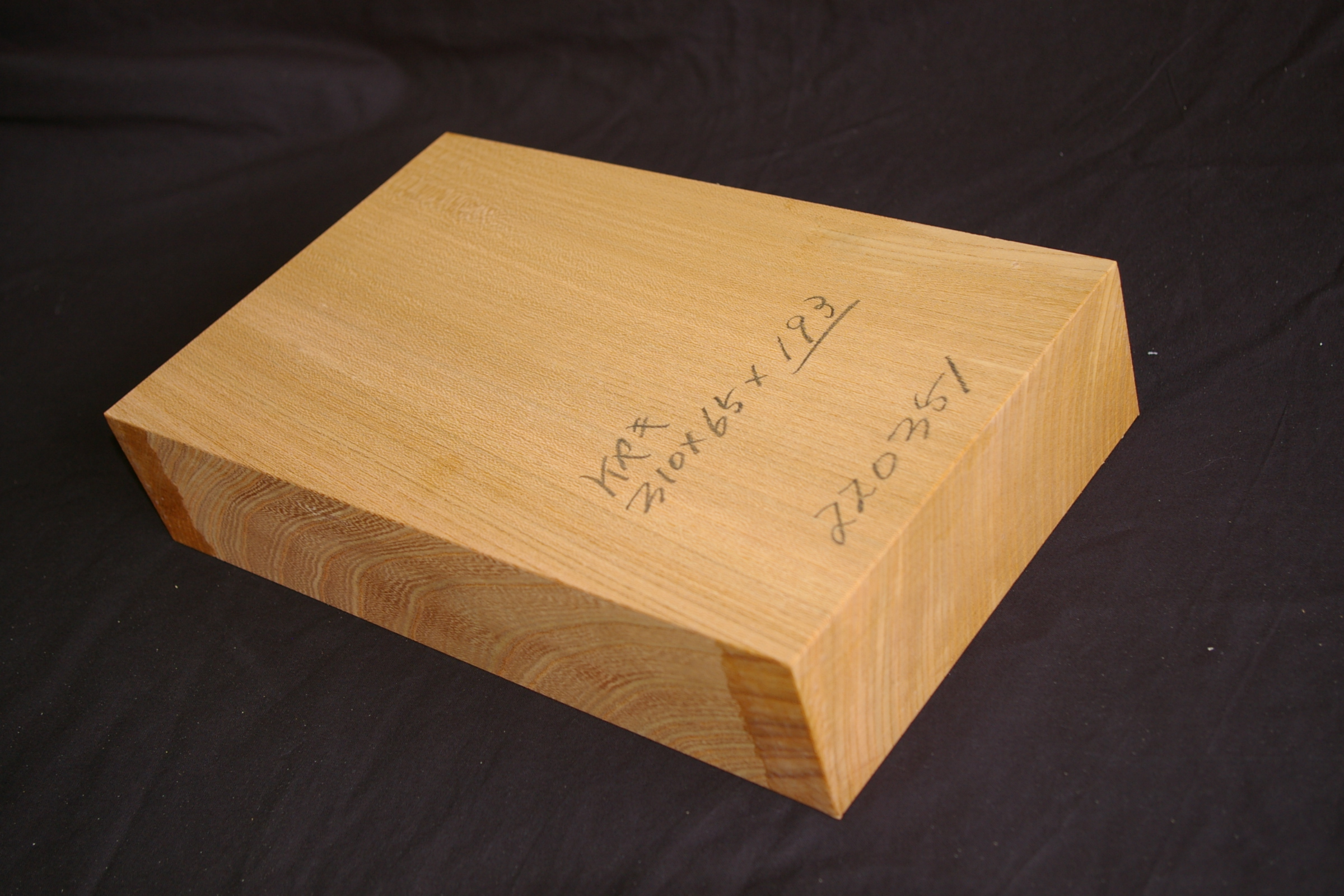 220351. 欅（ケヤキ）310mm（長さ）×65mm×193mm（柾目） - 天然木曽檜