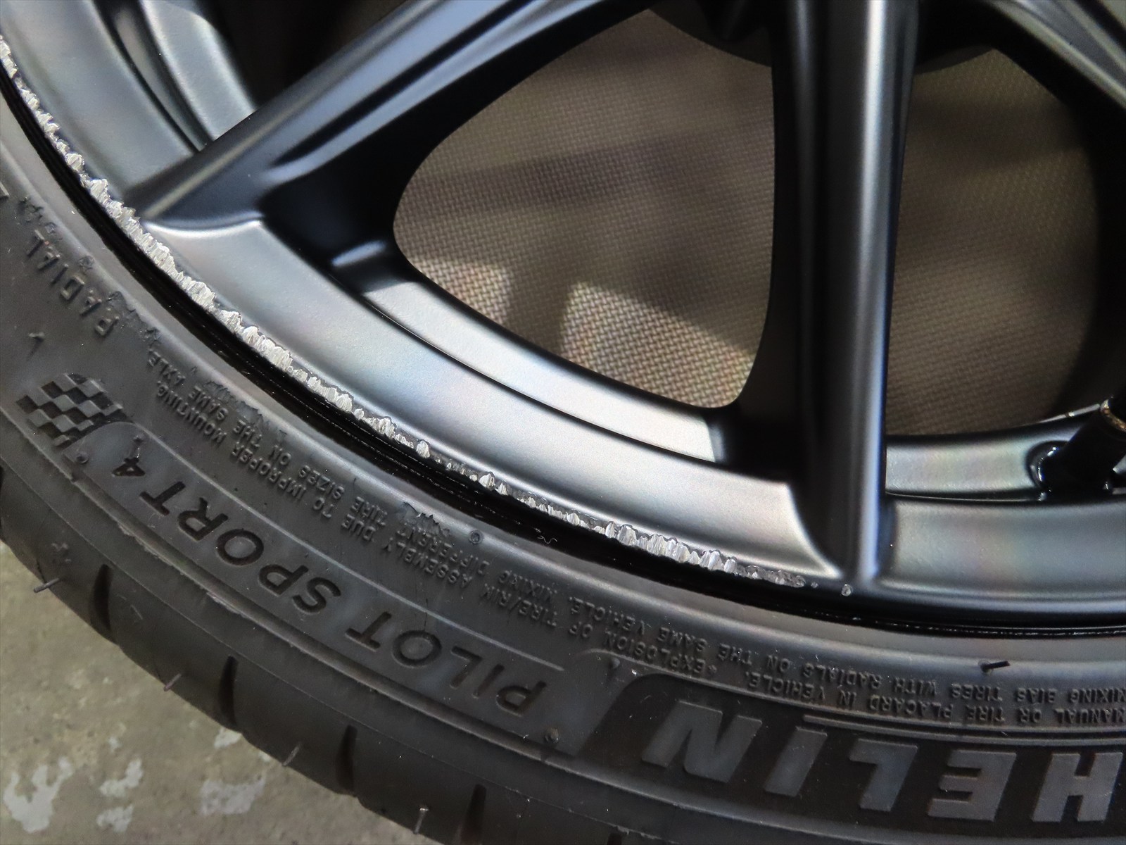 トヨタ：GR86純正マットブラックホイールの擦りキズリペア施工です