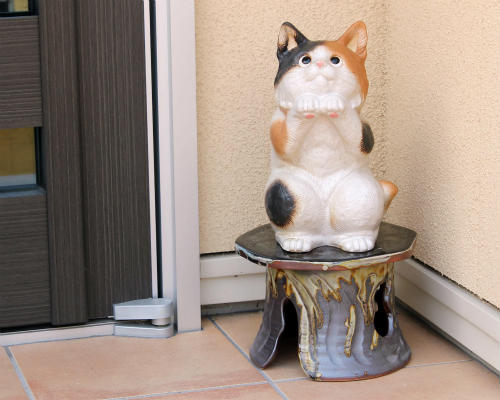 楽天市場】信楽焼 猫 置物 幸福の猫の置物 10号 三毛 陶器 猫の置物
