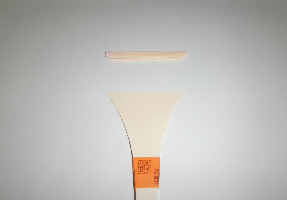 楽天市場】【三味線撥】長唄用 白撥（中） No.12 バチ 撥サヤ付き