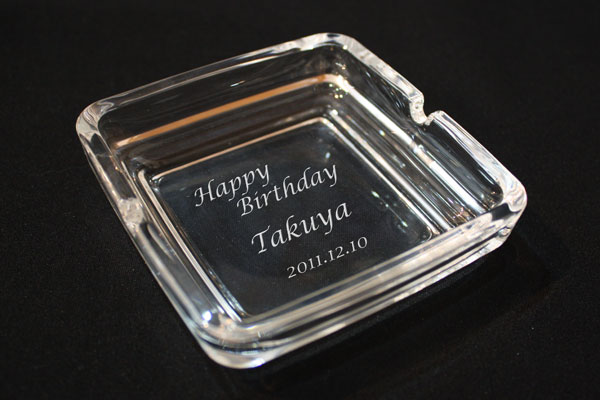 楽天市場】ガラス・角型灰皿【名入れ彫刻代込み】名前 刻印 バーグッズ