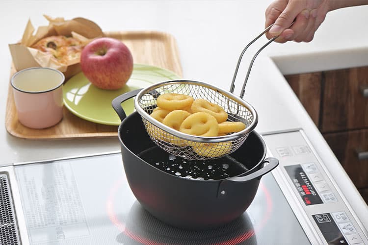 楽天市場】aikata 鉄製 揚げ鍋 ステンレス蓋 ステンレス揚げザル 楕円