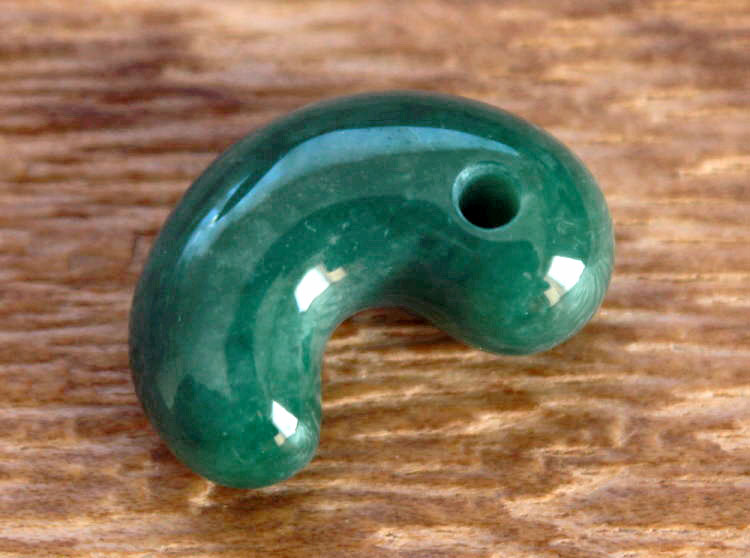 楽天市場】糸魚川翡翠勾玉 M04115元粋 作25.8mm*16.8mm*10mm : 糸魚川