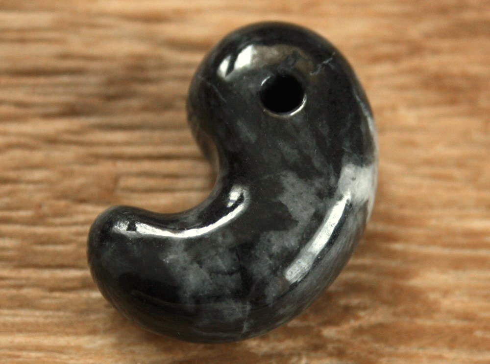 楽天市場】糸魚川黒翡翠勾玉 M08208 翠雅 作 31mm*20mm*13mm 糸魚川産