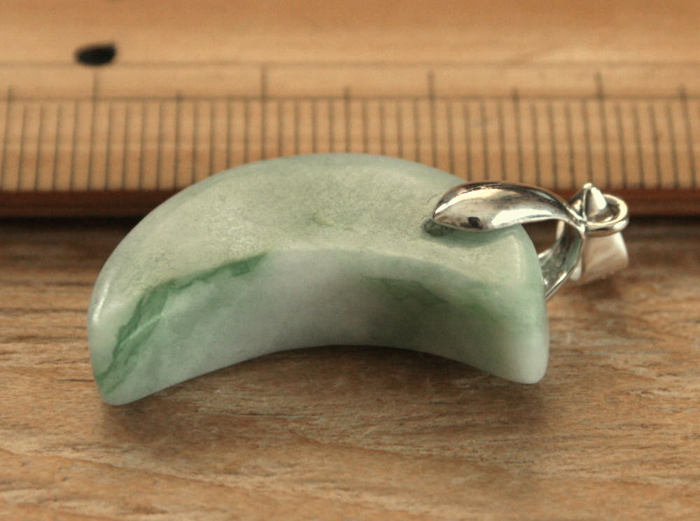 楽天市場】糸魚川翡翠月型勾玉 M08236 清山 作 24.5mm*15mm*7mm 糸魚川