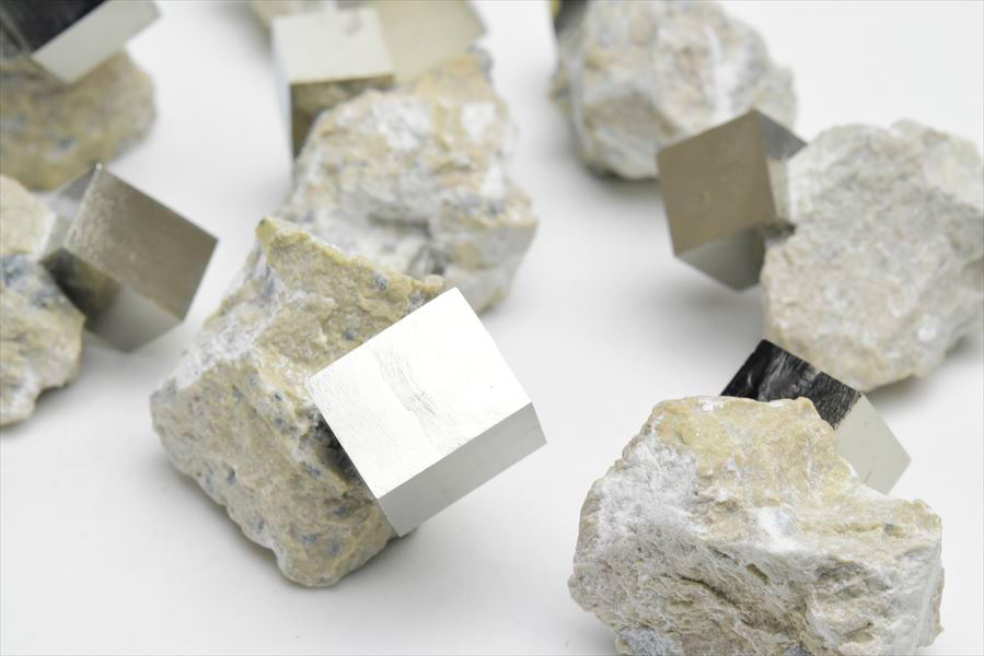 楽天市場】パイライト 結晶 母岩付き キュービックパイライト 原石