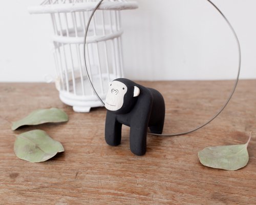 楽天市場】木彫りの置物 天然木 木彫り 置物 アニマル かわいいゴリラ