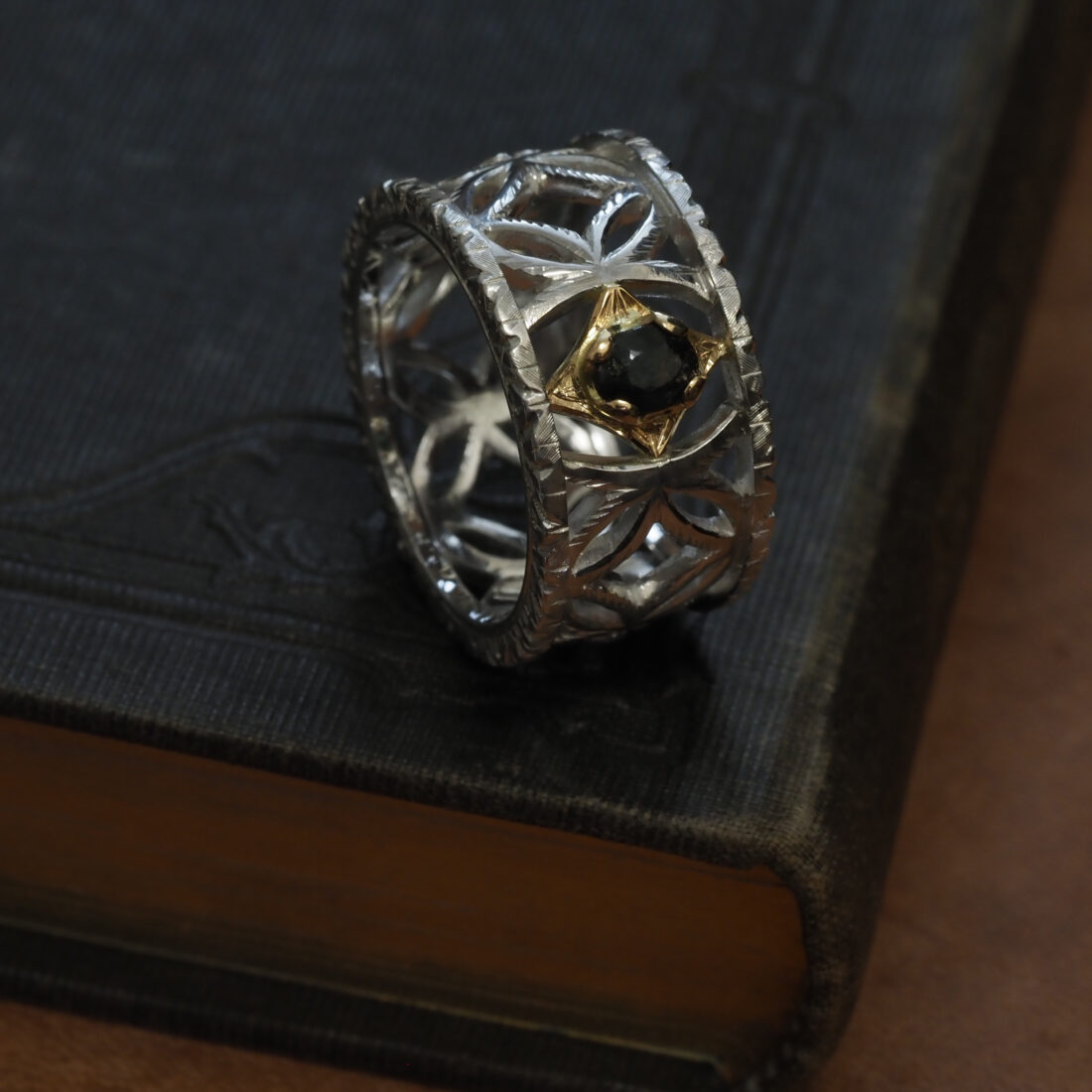 フィレンツェ彫りトルマリンのメンズリング - treSensi