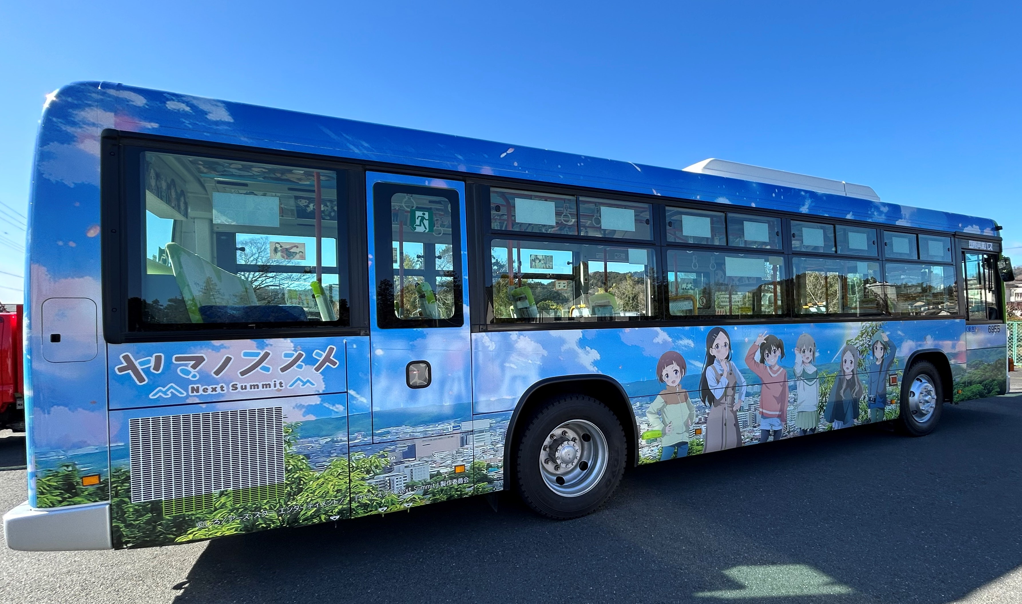 国際興業、アニメ「ヤマノススメ Next Summit」ラッピングバスを埼玉