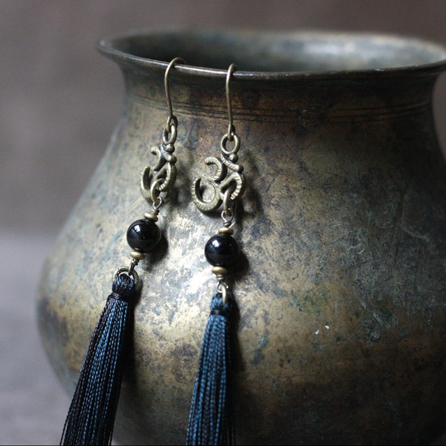 シルク製のタッセルがひらひらと風になびく タッセルピアス3種類