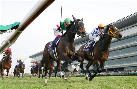 桜花賞】ジュエラー、シンハに2センチ差でリベンジ！｜競馬ニュース