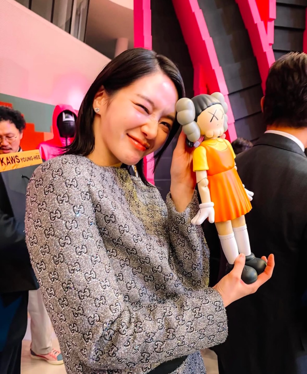 KAWS x イカゲーム（Squid Game）“YOUNG-HEE” ヨンヒ人形フィギュアが