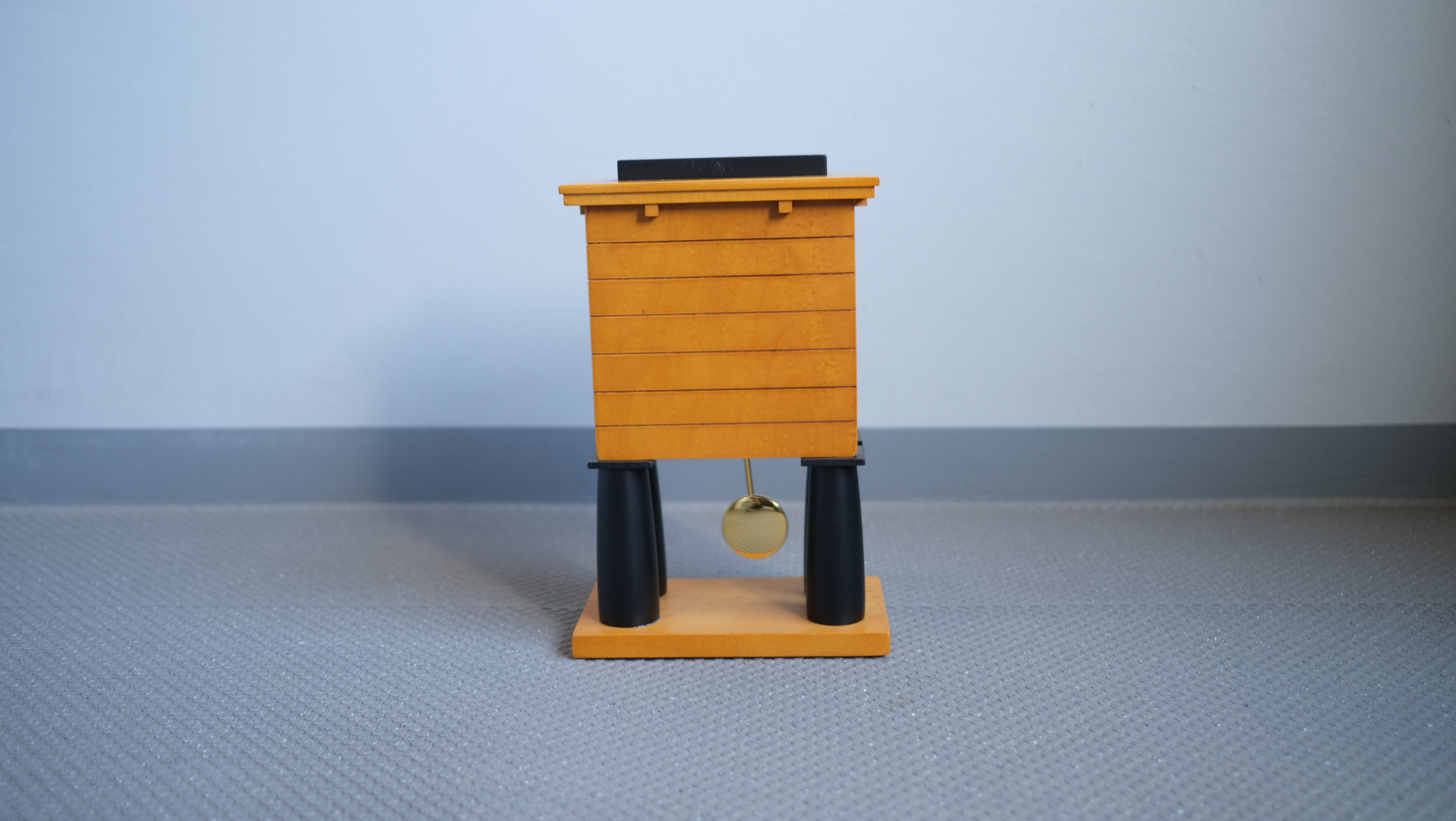 アレッシ Alessi 壁掛け時計 イエロー デザイン：マイケル・グレイブス