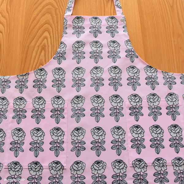 marimekko 】日本限定色スモーキーピンクでエプロンをハンドメイド