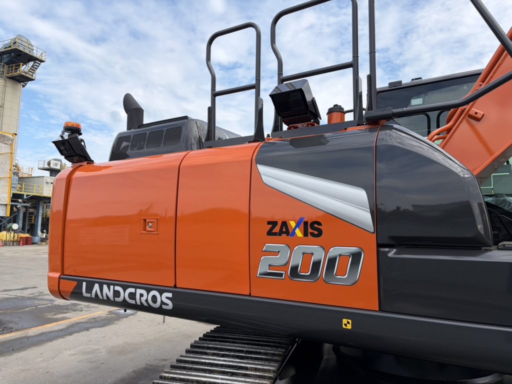 最新の安全技術を搭載！ZX200-7 納車レポート | 渡辺重機