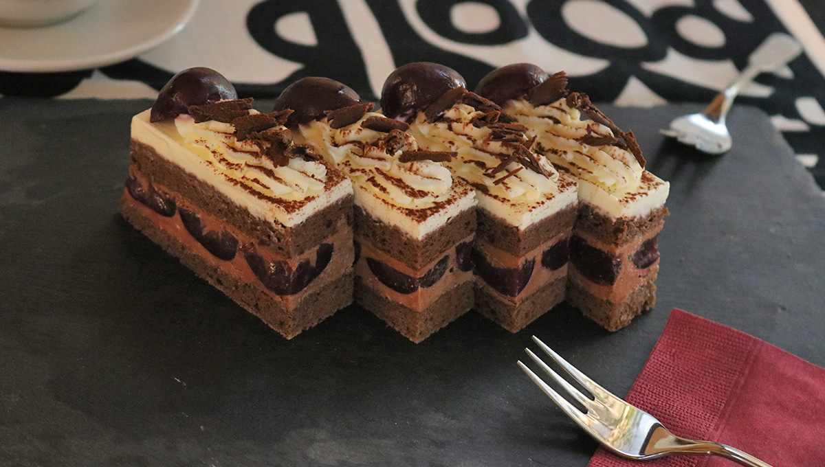 主役はアメリカンチェリー！ チョコレートケーキ「フォレ ノワール」を