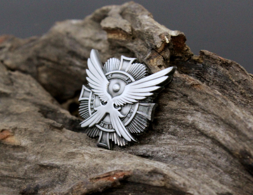 銀翼突撃章ピンズ [幼女戦記] | キャラクター公式グッズ＆アパレル製作