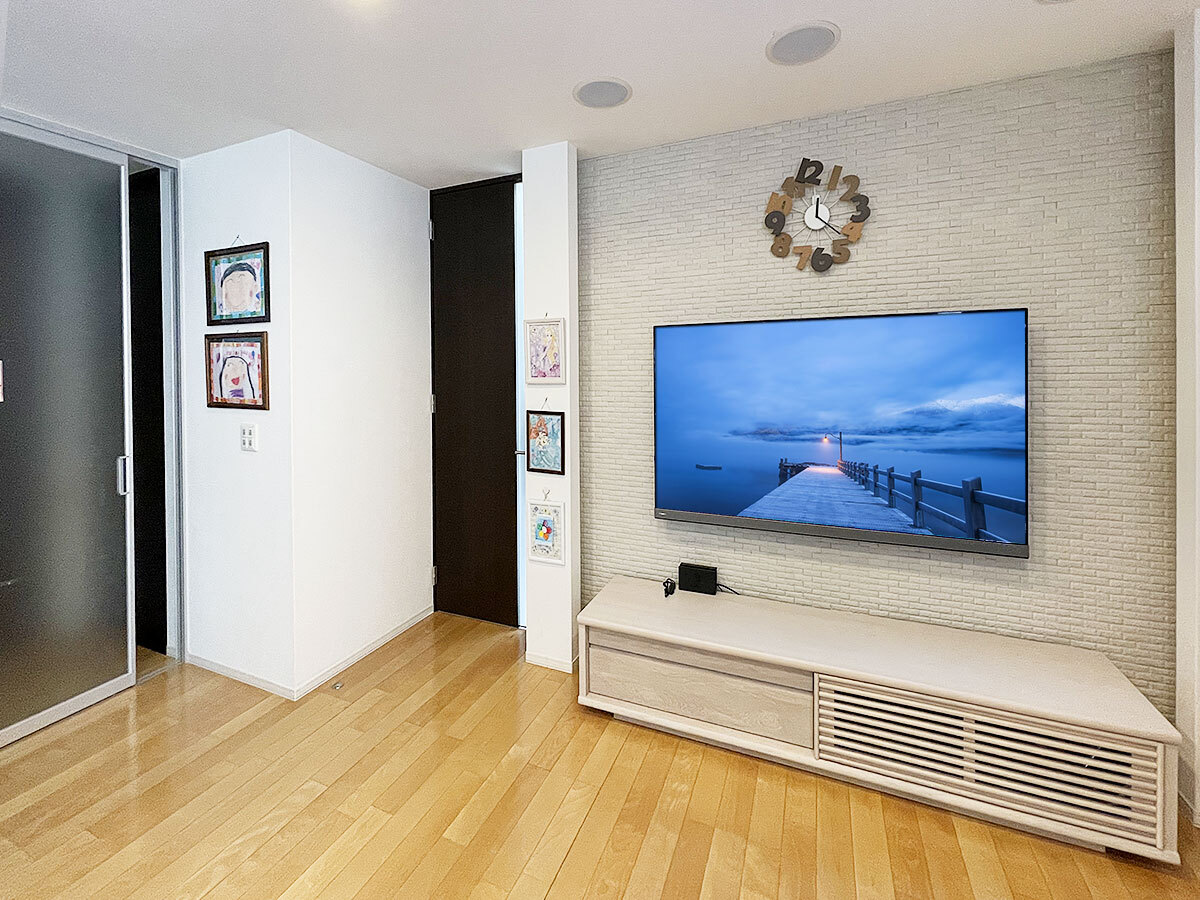和歌山県有田郡でエコカラット壁に65型液晶テレビ(東芝レグザ 65Z740X