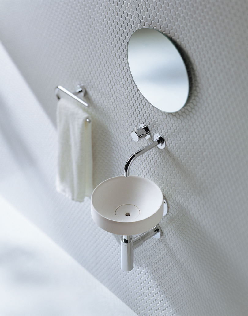 セラオリジナルの手洗器とVOLAの壁付水栓を使ったシンプルな手洗い空間