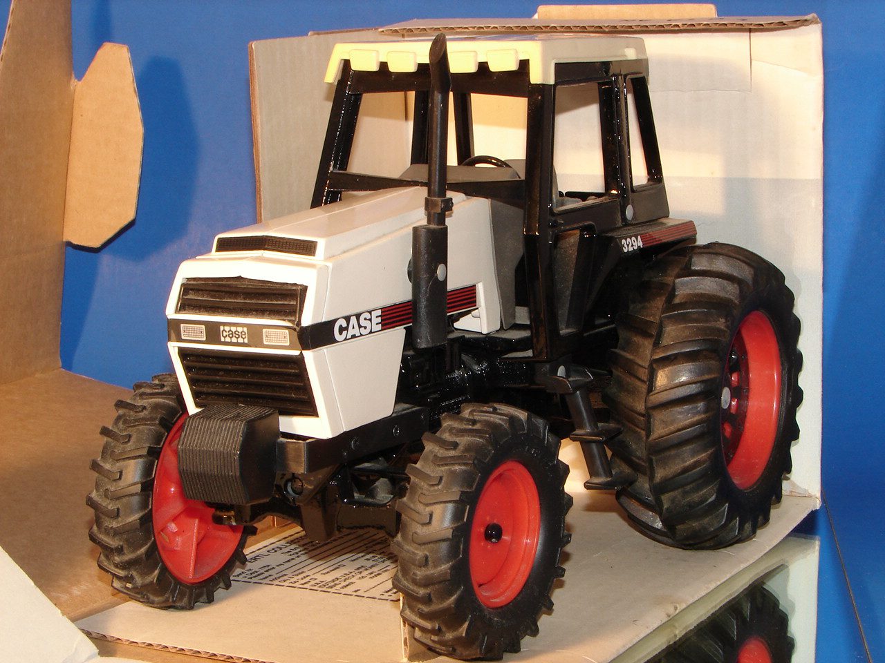 1/16 Case 3294 FWA Tractor with Cab - Ertl (1985) | AgFarmToys.com