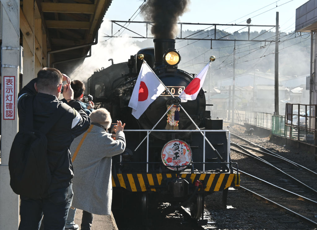 大井川鉄道 「巳」のヘッドマークと日章旗で飾るSL運行 3日まで