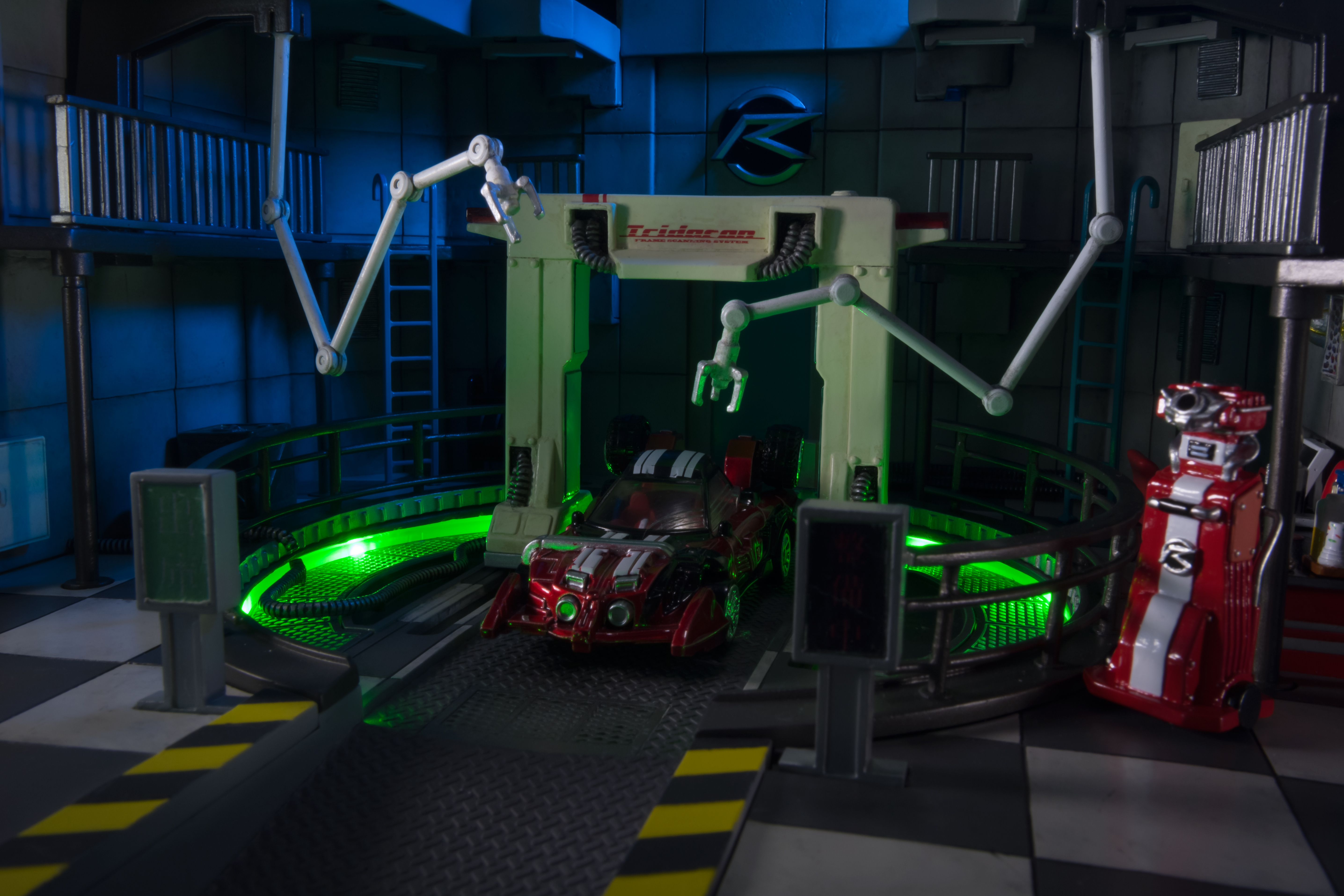 仮面ライダードライブ」の秘密基地ドライブピットと ダイキャスト製