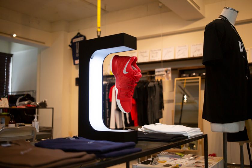 スニーカーをカッコよく飾る。 近未来型浮遊ディスプレイ『FLY SHOES