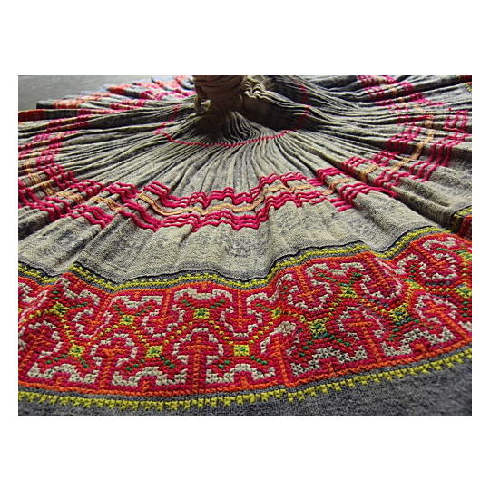 中国文山ミャオ族の民族衣装。スカート。 BUONA VISTA（ブオナ ビスタ