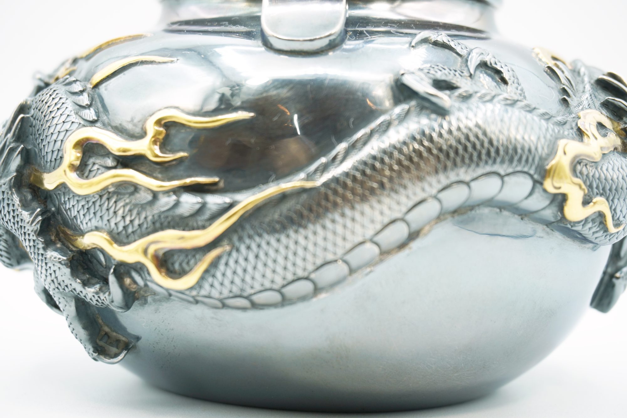 武蔵屋大関 在銘 純銀打出 雲龍図銀瓶 | 明治工芸・明治金工の販売専門