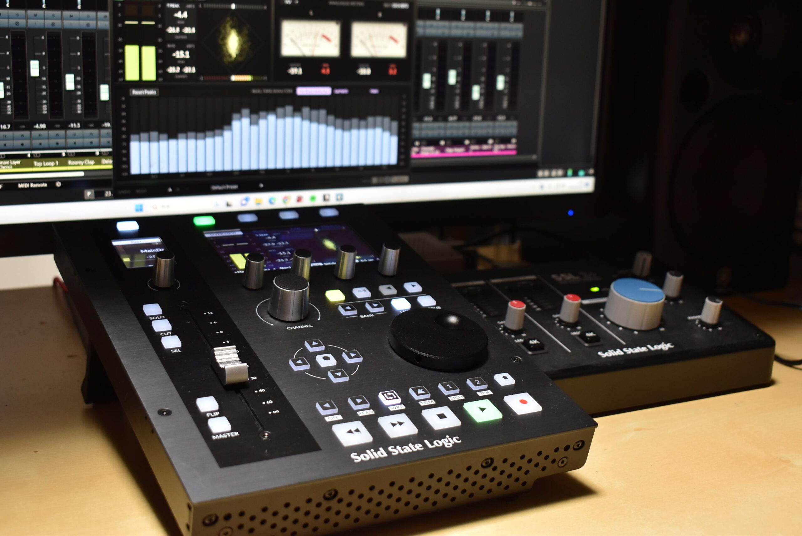 1フェーダー・フィジコンの本命、UF1がSSLから登場。メーターも搭載で