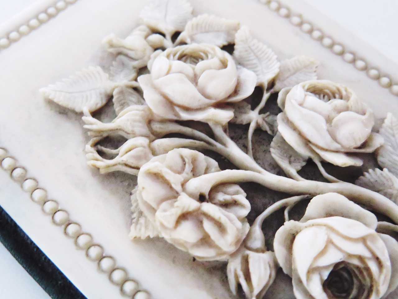 薔薇彫刻 アイボリー カルネ・ド・バル - 薔薇と天使のアンティーク