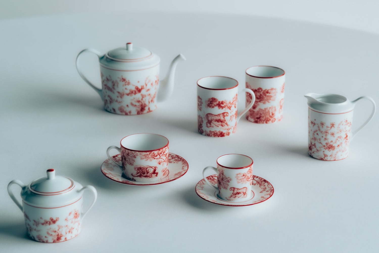 ディオール メゾン“生命の色”レッドカラーの新作テーブルウェア