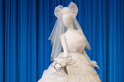 サンリオ×桂由美がコラボ、ハローキティ刺繍入りウェディングドレスで