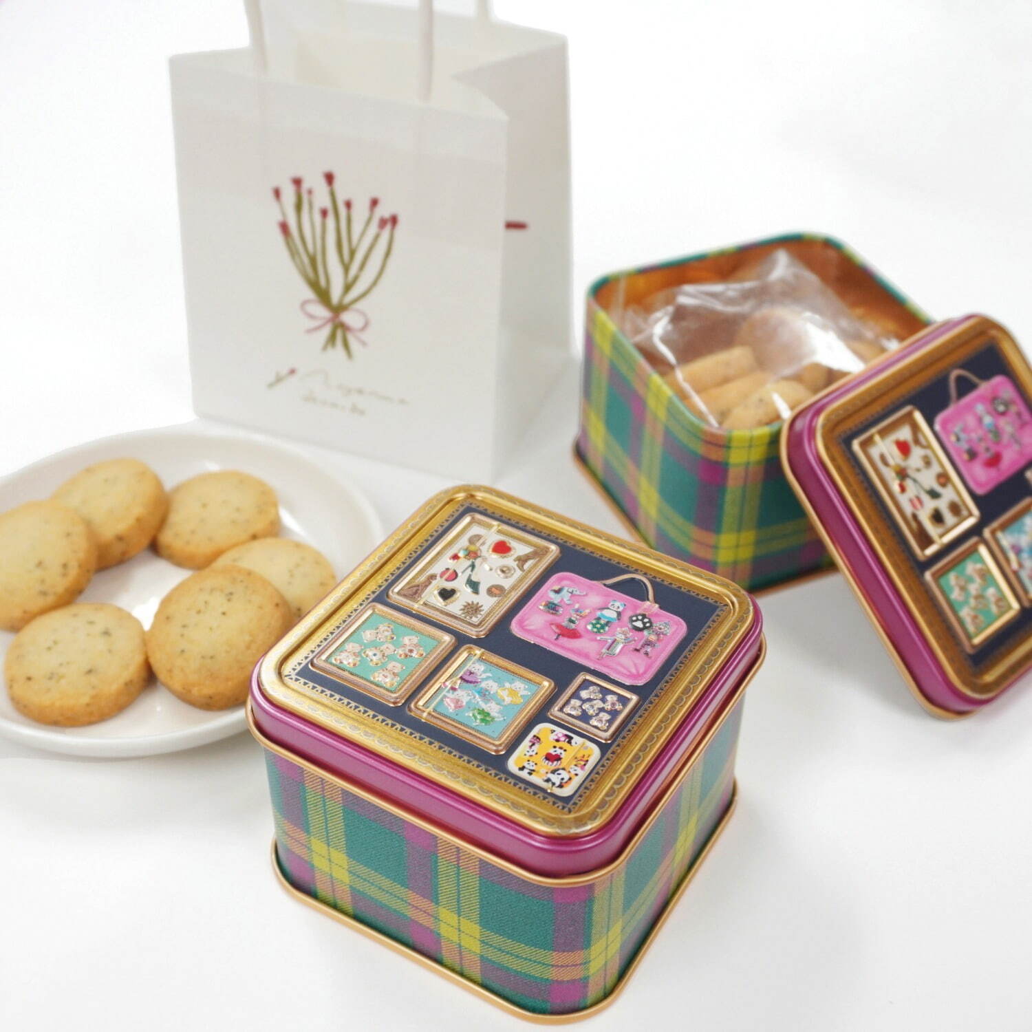 ミニチュアお菓子缶×タータンチェック柄”の紅茶クッキー缶、青山