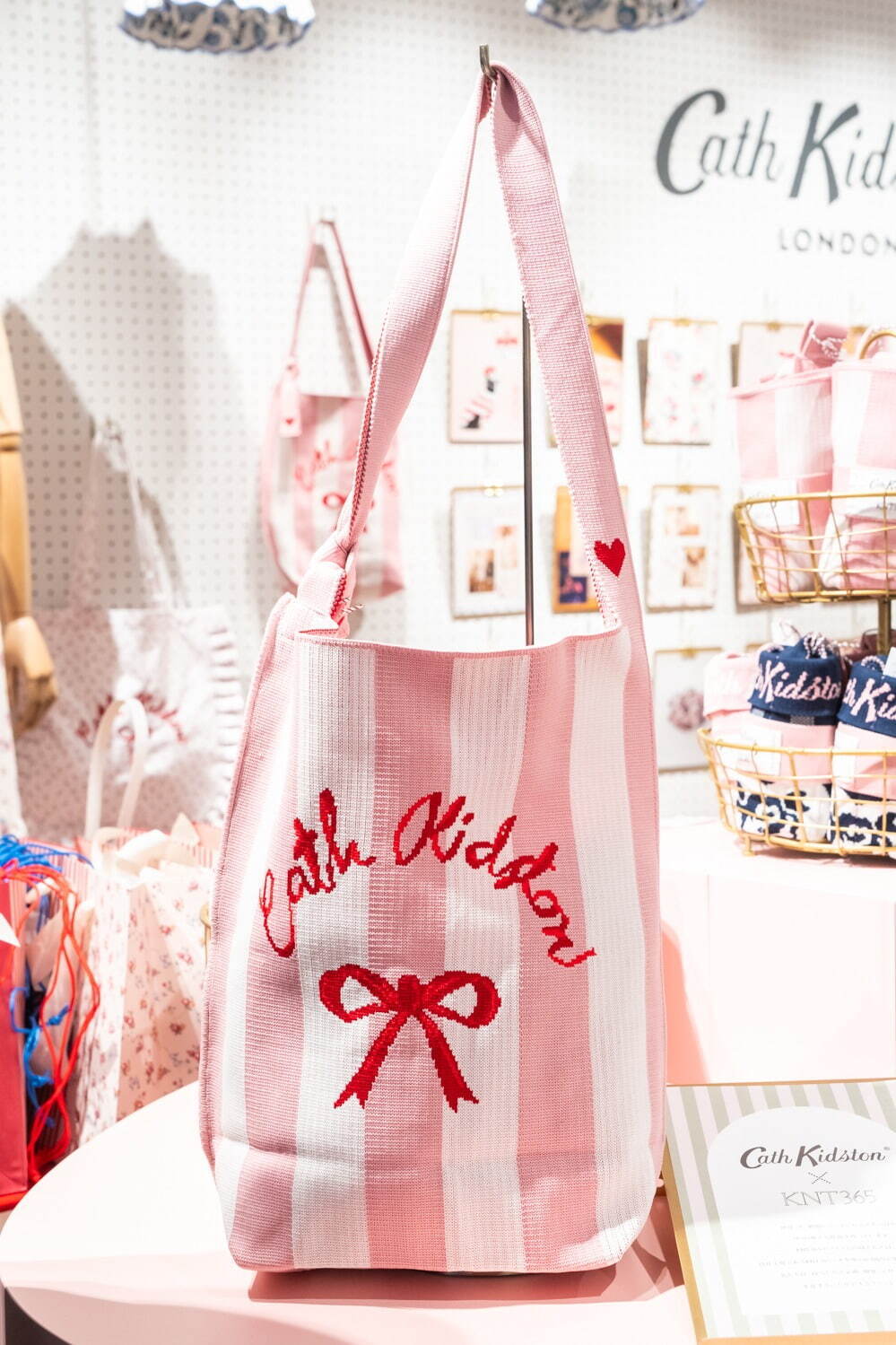 英国発「キャス キッドソン」再上陸後初の旗艦店が表参道に、リボン