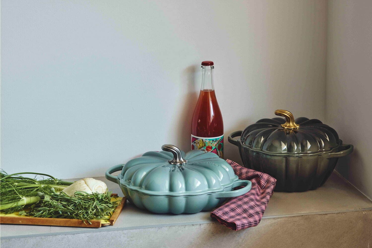 ル・クルーゼのハロウィン - かぼちゃ型の鋳物ホーロー鍋やマグ、黒猫